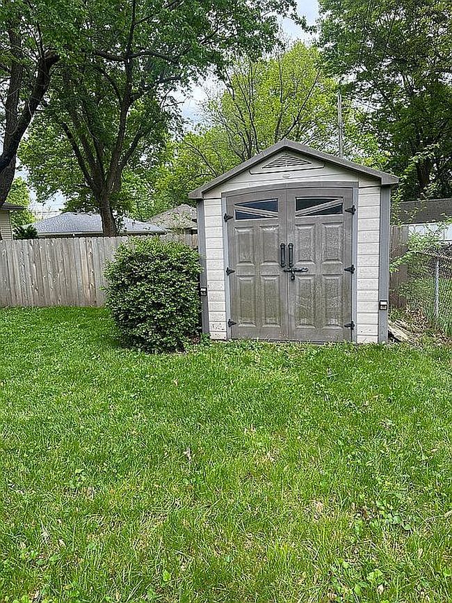 Image of 402 Se Sharon Dr