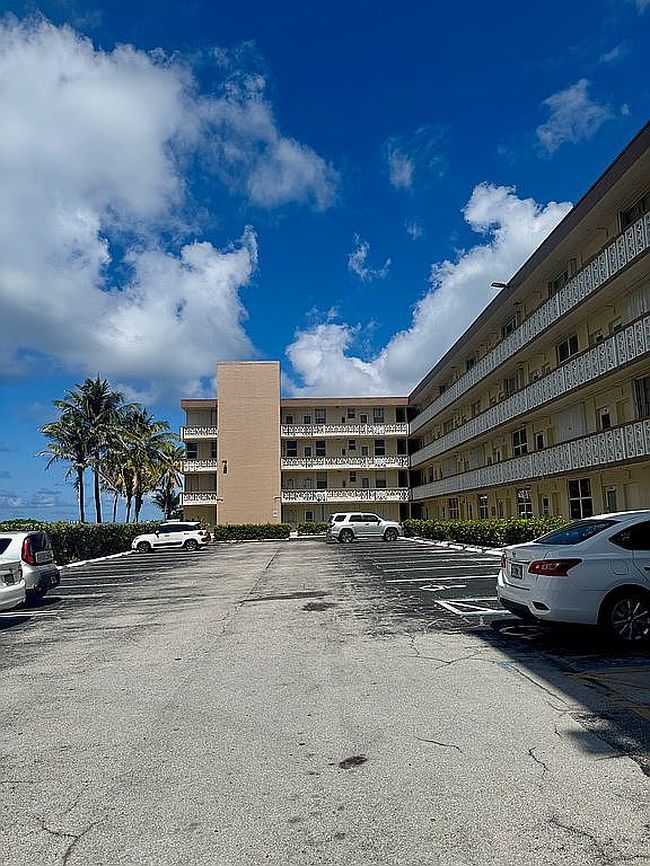 Photo of 1936 S Ocean Dr Apt 3A, Hallandale Beach, FL