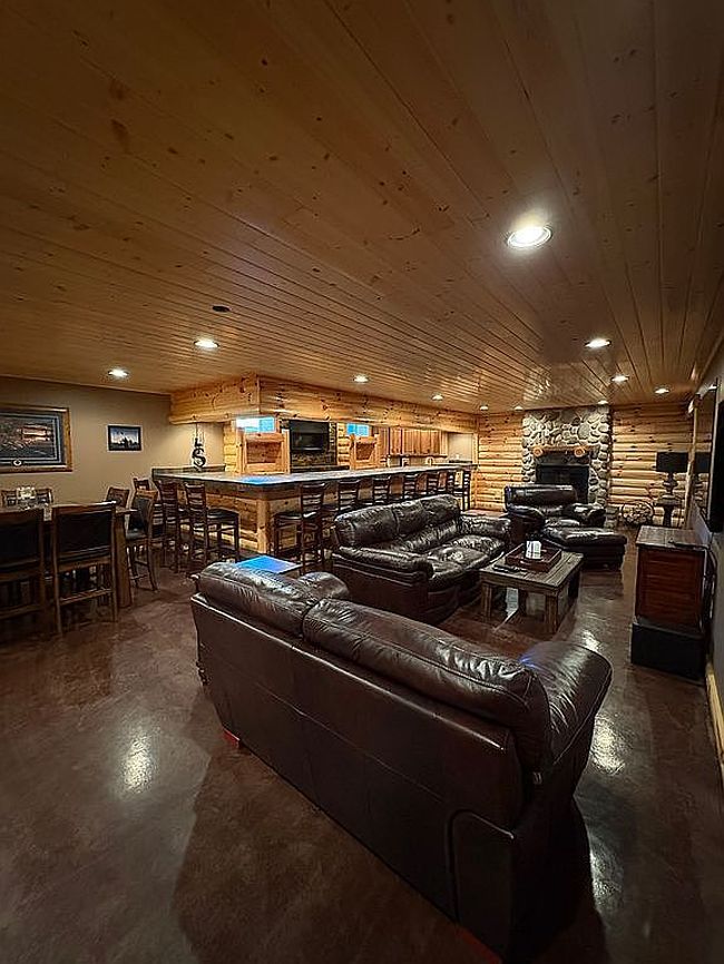 Photo of 628 Leeward Ct, Ithaca, MI