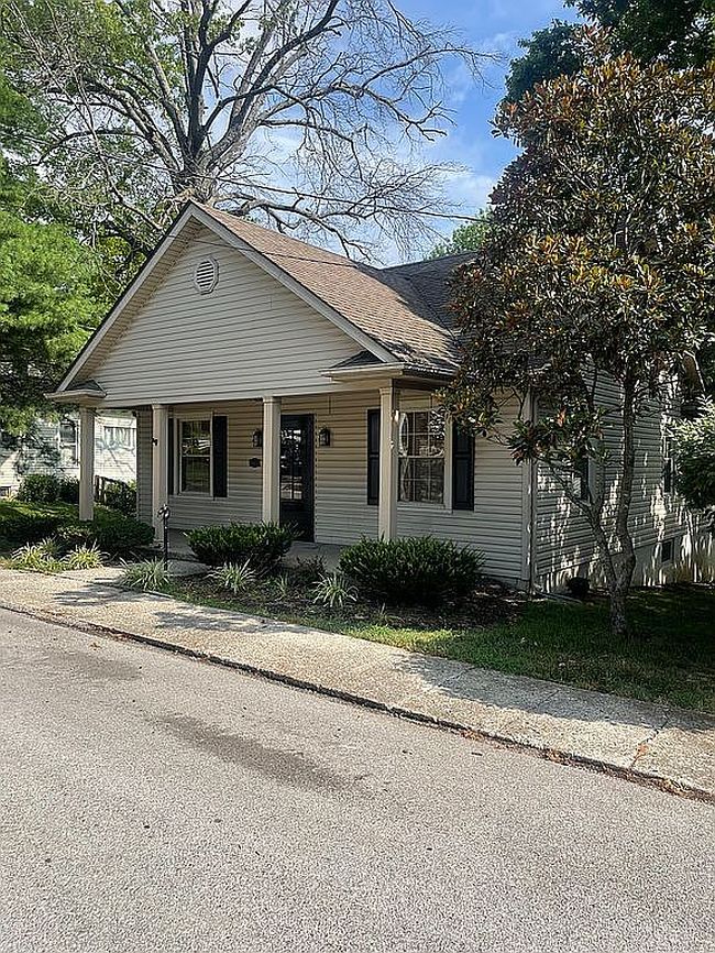 Photo of 303 W Walnut St, Nicholasville, KY