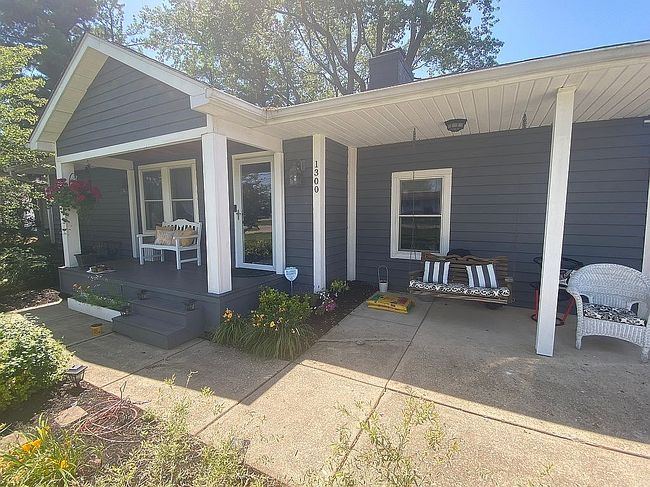 Photo of 1300 W Choctaw Dr, London, OH