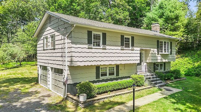 Photo of 575 N Georges Hill Rd, Southbury, CT