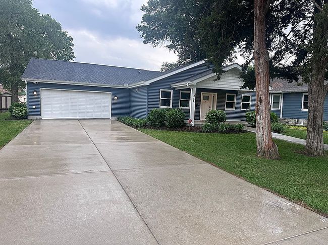 Image of 215 S De Witt Pl