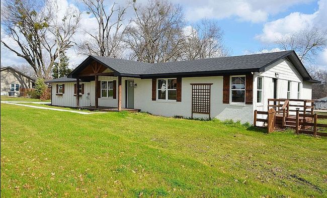 Photo of 900 S Boyd St, Lindale, TX