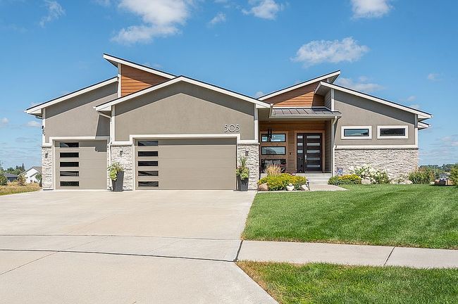 Photo of 505 Ne Dellwood Ct, Waukee, IA