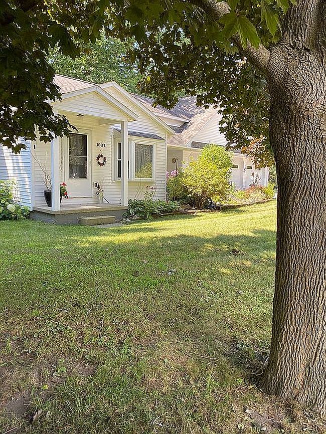 Photo of 1007 W 1st St, Tawas City, MI