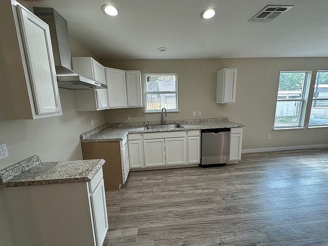 Image of 105 E Travis St