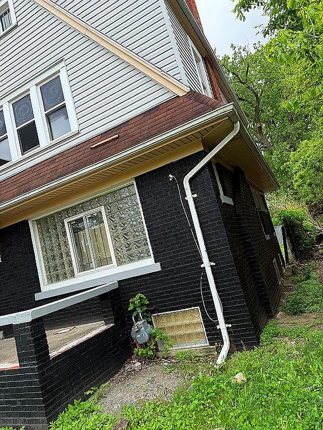 Image of 2439 Highland St