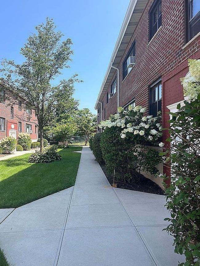 Photo of 55 Tulip Ave Apt 51, Floral Park, NY