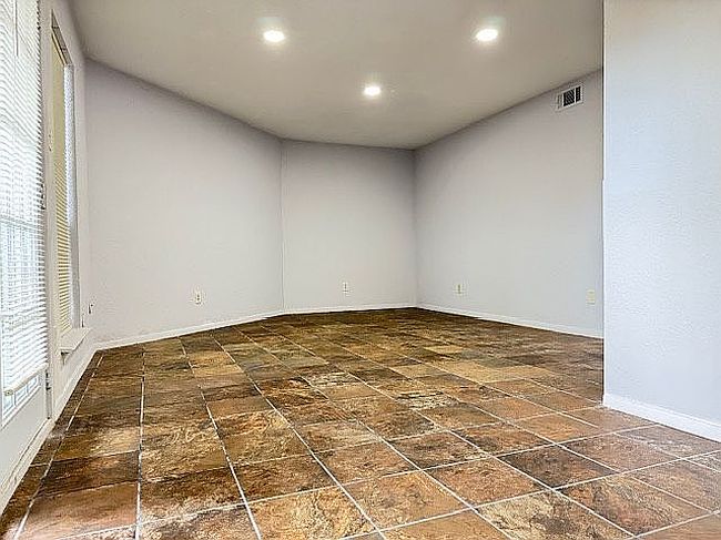 Image of 9801 Walnut St #108