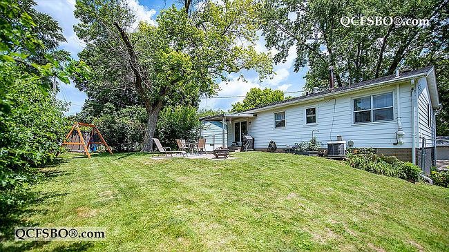Photo of 2820 Greenway Dr, Bettendorf, IA