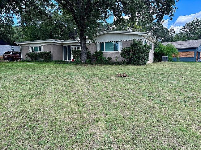 Photo of 2009 Edgewood Dr