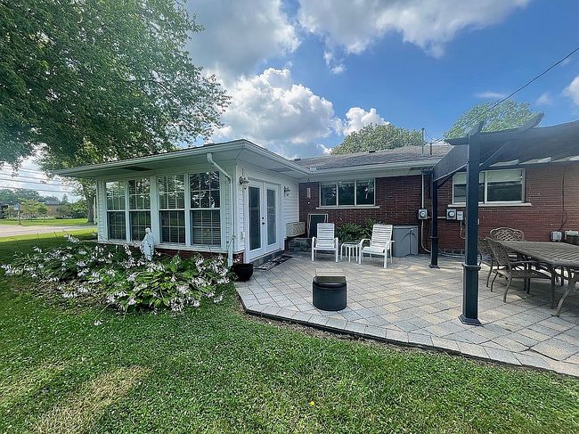 Photo of 602 N Higbie Pl, Grosse Pointe Woods, MI