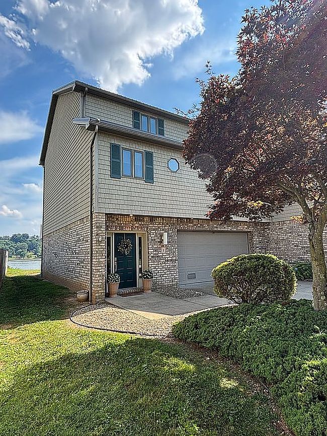Photo of 1 Bay Pointe Dr, Belpre, OH