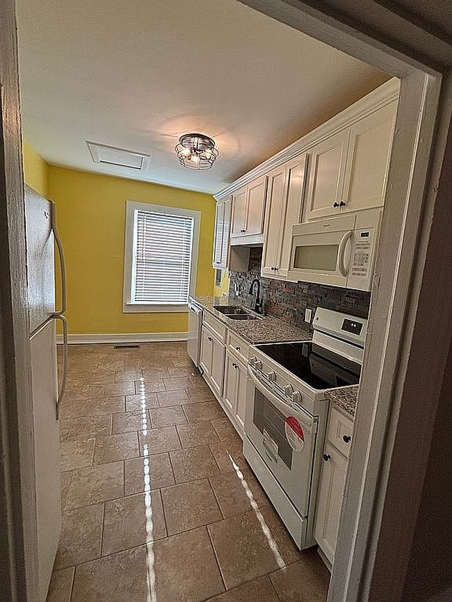 Image of 990 Maple St