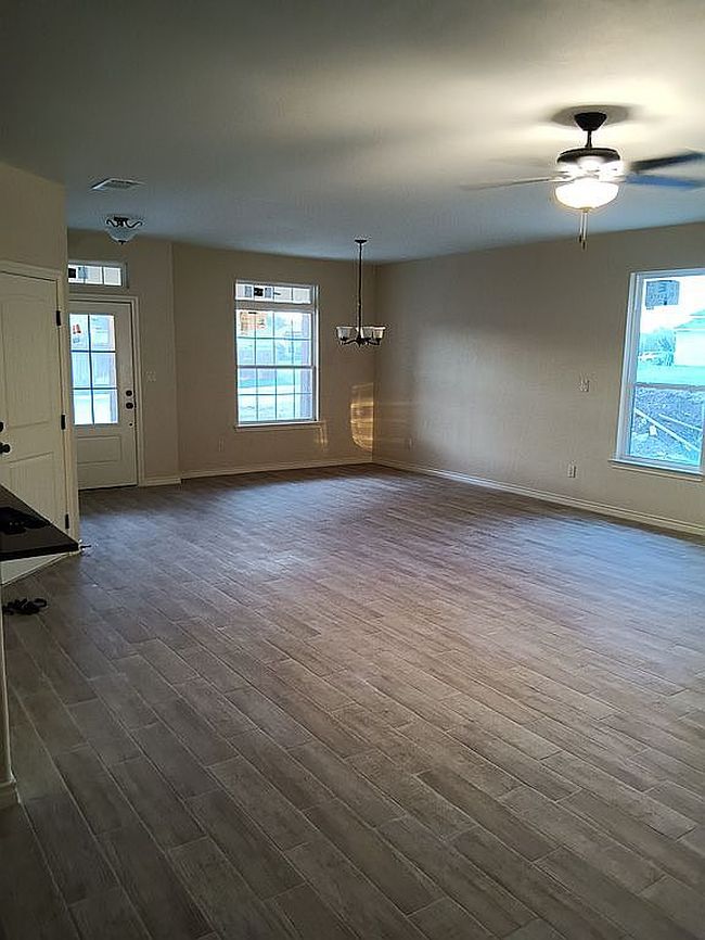 Additional photo 3 of property located at 319 Clubview E