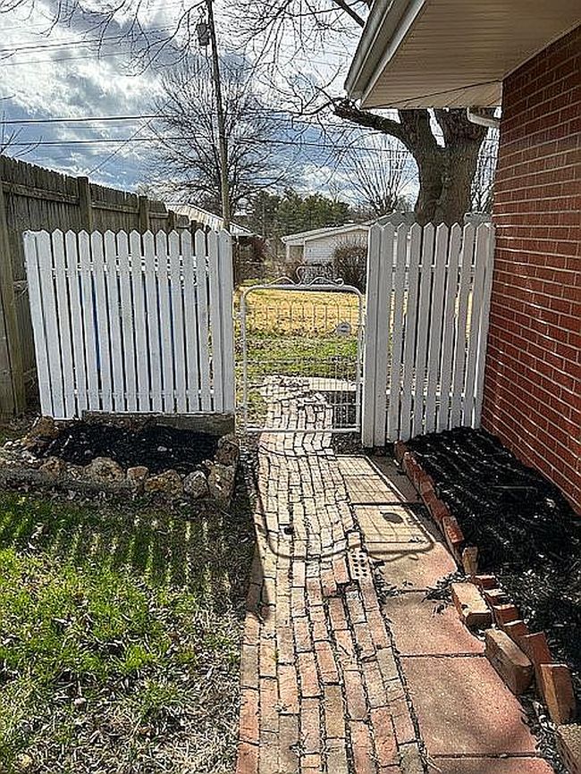 Photo of 210 W Mason Ave, Danville, KY