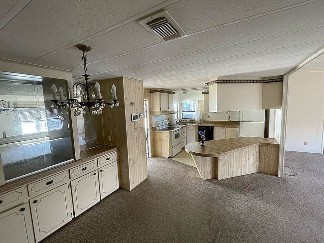 Image of 2058 Royal Dr