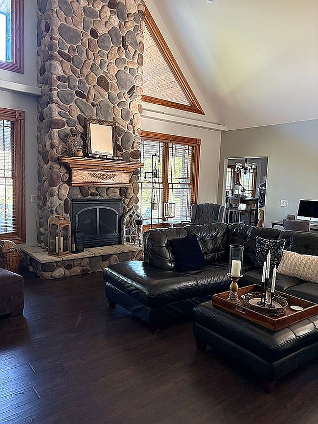 Photo of 628 Leeward Ct, Ithaca, MI