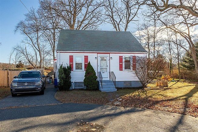 Photo of 11 Raymond Rd, Stoneham, MA