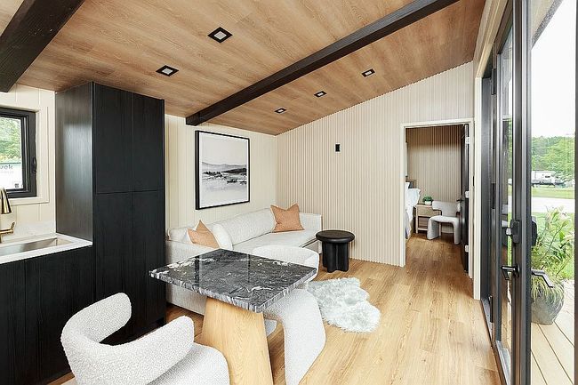 Additional photo 3 of property located at 690D Queen St