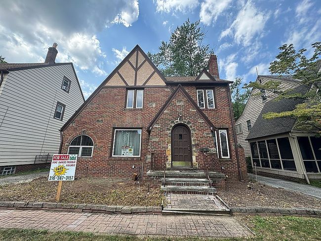Photo of 270 E 216th St