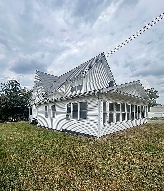 Image of 204 W 3rd St