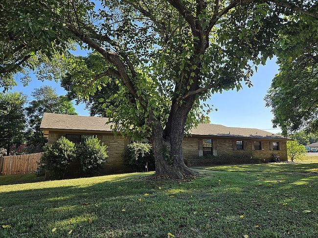 Photo of 202 Hillside Dr, Athens, TX