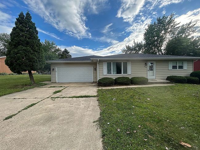 Photo of 215 Hickory Dr, Lena, IL