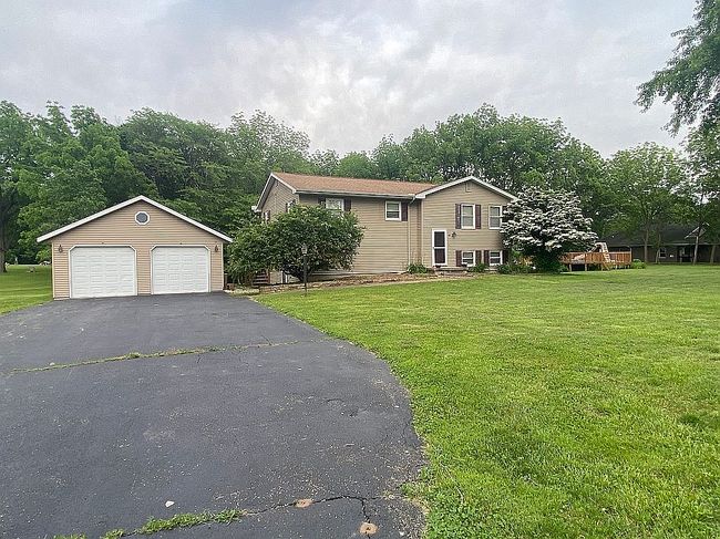Photo of 2 Sunnyside Est, Moweaqua, IL