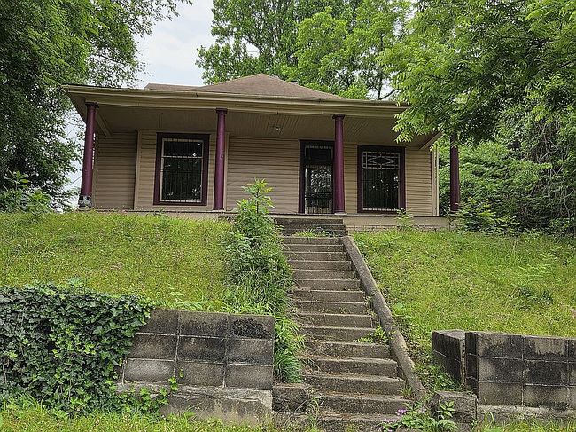 Image of 714 E Broadway St