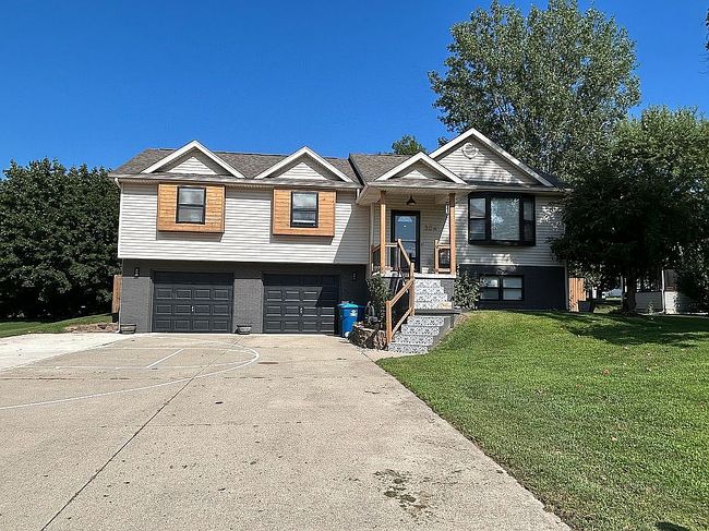 Photo of 304 Georgian Ln, Logansport, IN