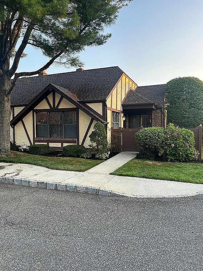 Photo of 35 Summerfield Ct, Deer Park, NY