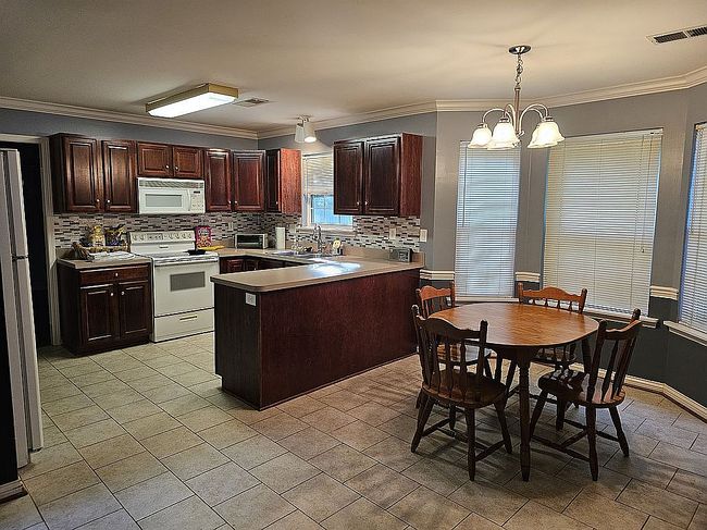 Additional photo 2 of property located at 2940 Summerfield Dr