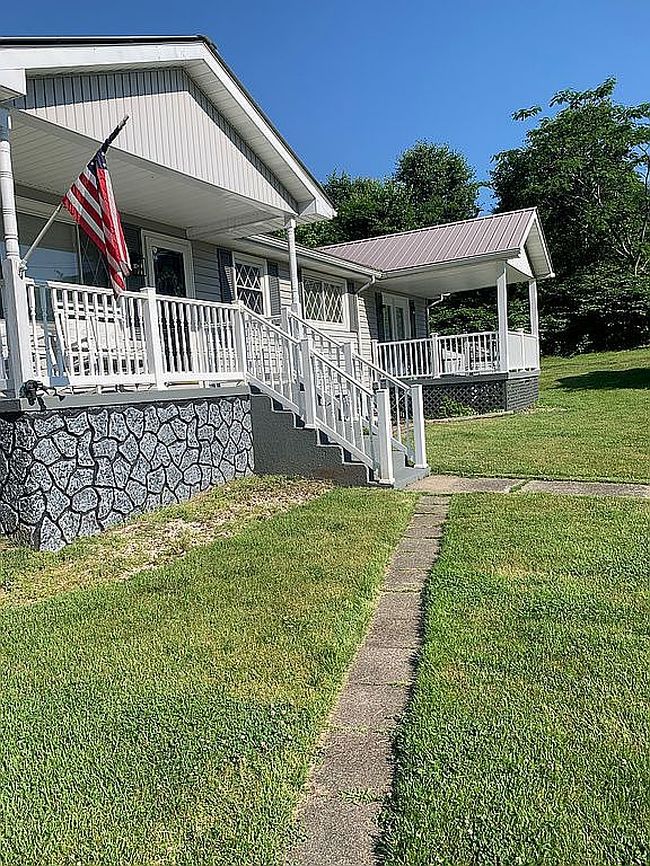Photo of 52 Dayton St, Whitesburg, KY