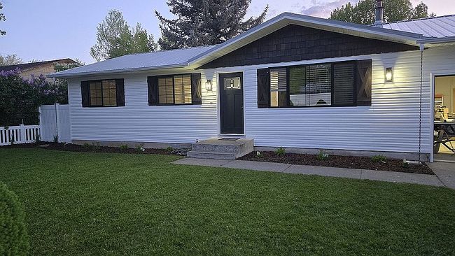 Image of 907 S 1st St E