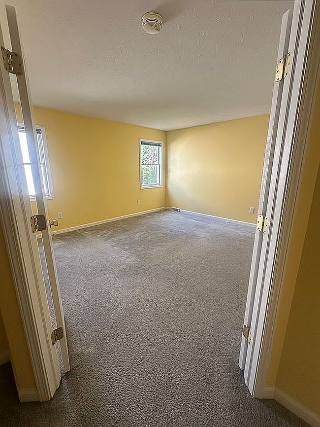 Photo of 18 Lupine Dr, Malta, NY