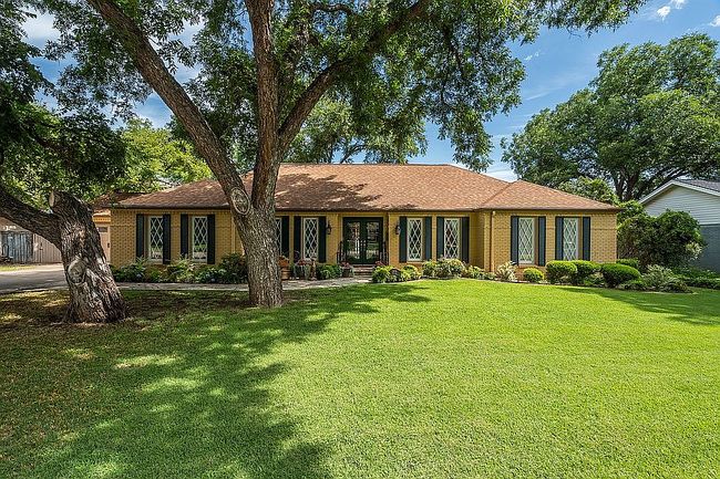Photo of 2406 Lou Ln, Wichita Falls, TX