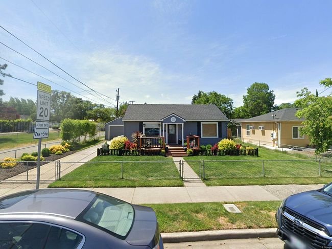 Photo of 506 S Peach St, Medford, OR