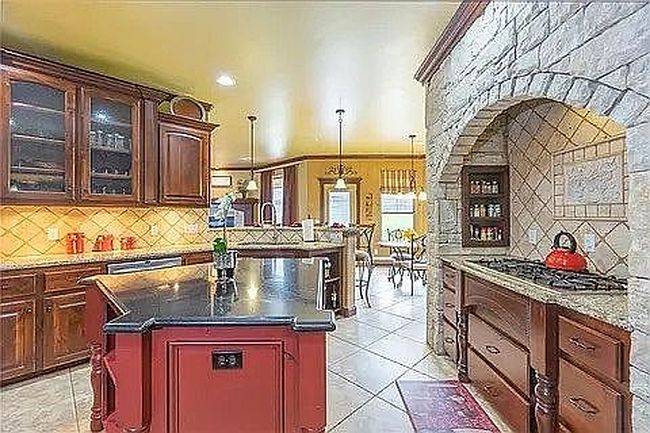 Photo of 2100 Pembroke Ln, Edmond, OK