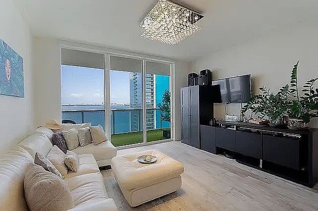 Additional photo 1 of property located at 600 Ne 27th St #2100