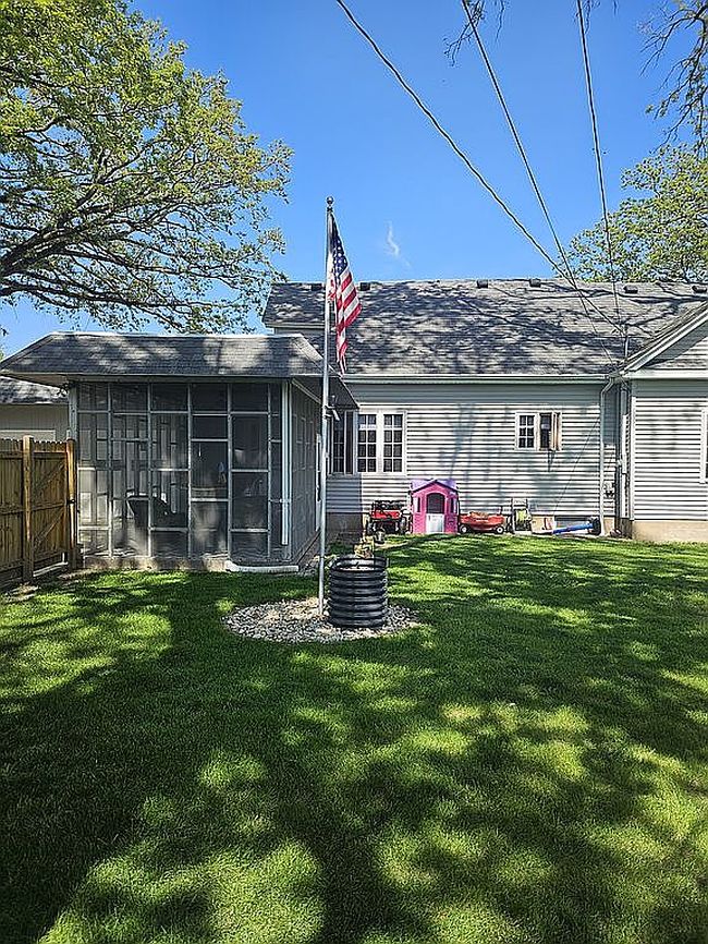 Image of 102 E Porter St
