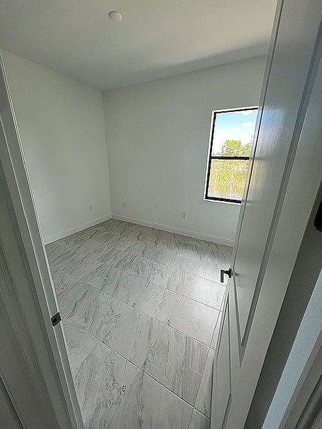 Additional photo 3 of property located at 213 Sw 10th Ave