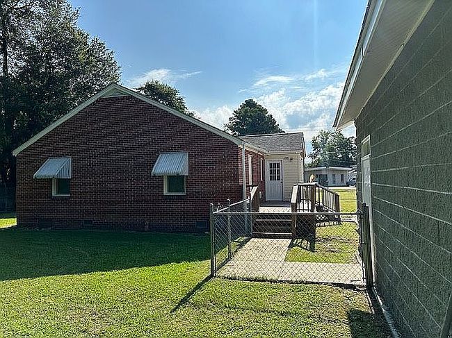 Photo of 109 N Dickson St, Raeford, NC