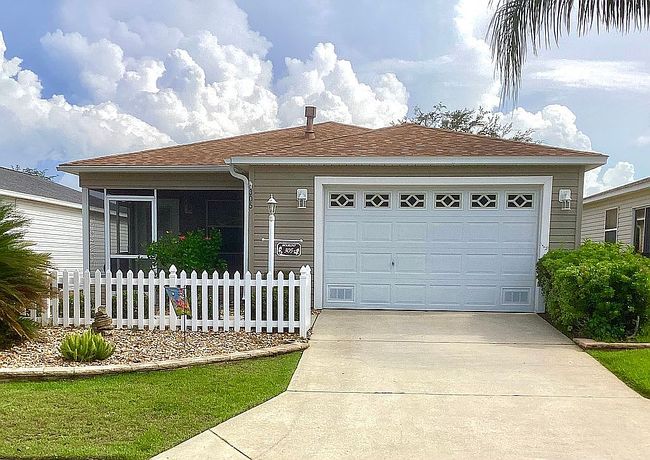 Photo of 305 Starr Ln, The Villages, FL