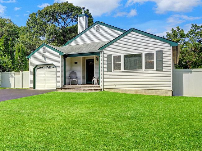Photo of 11 Winnecomac Cir, Kings Park, NY
