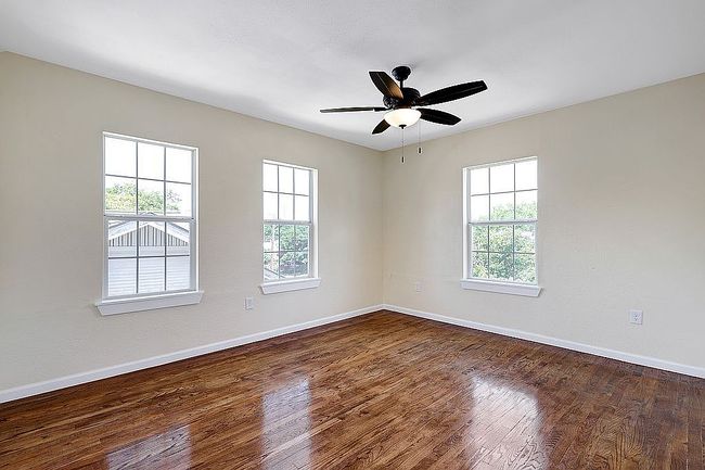Photo of 834 W Russell Pl, San Antonio, TX