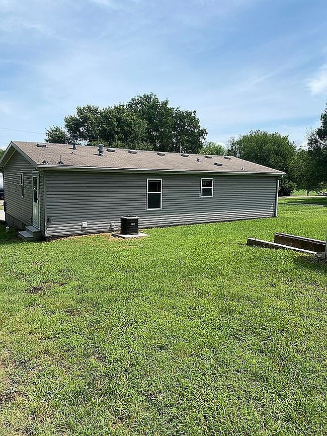 Photo of 405 Mckeage Ave, Hoyt, KS