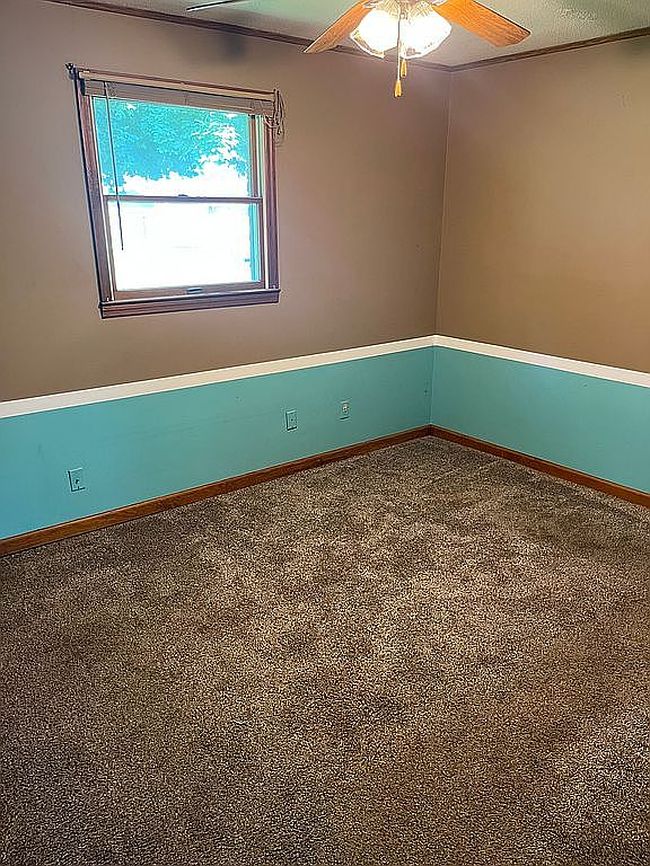 Photo of 131 W Oak St, Oakland City, IN