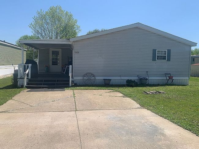 Photo of 1005 S Park Dr, Brookfield, OH